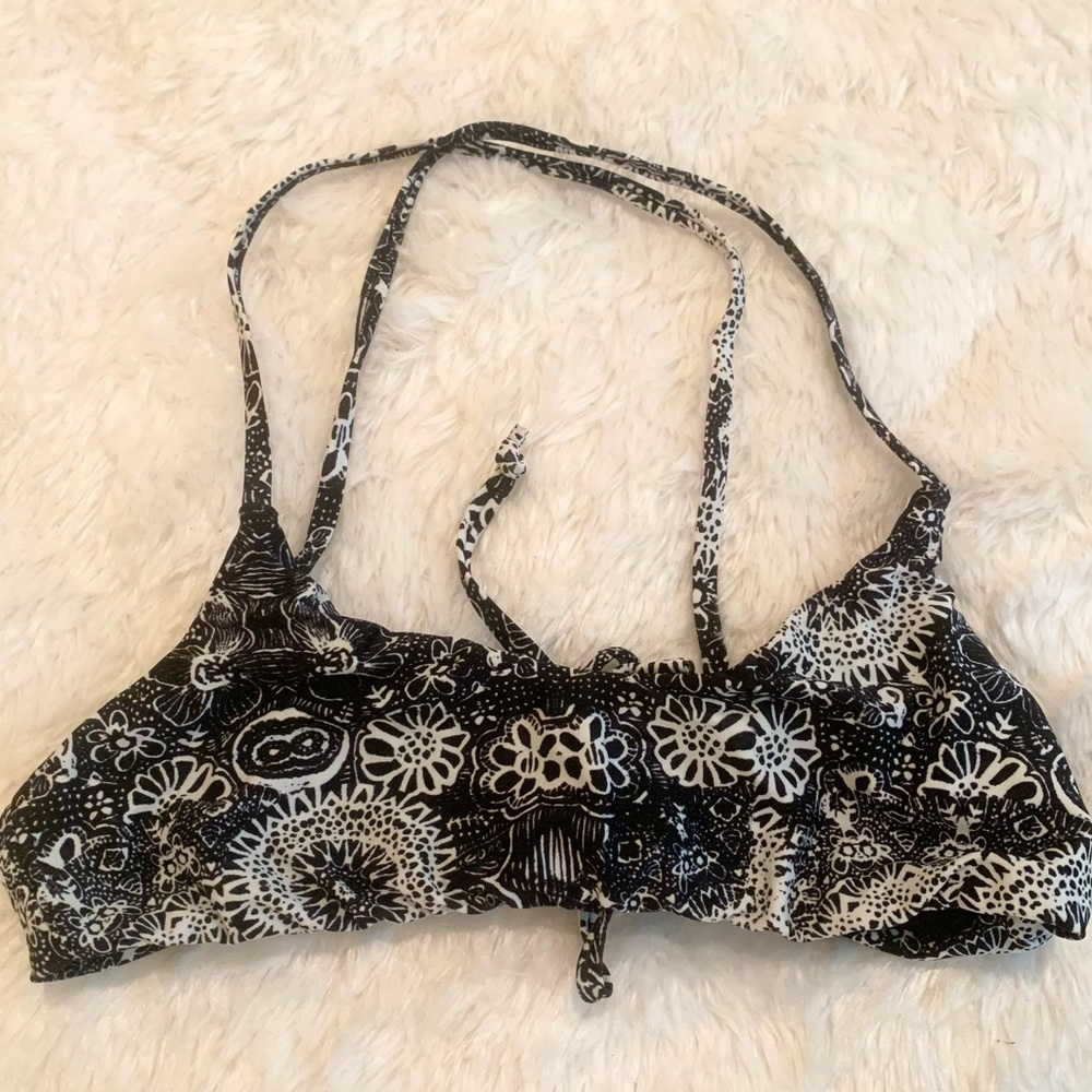 5 for $25! Black and White Floral Print Bikini Top Small